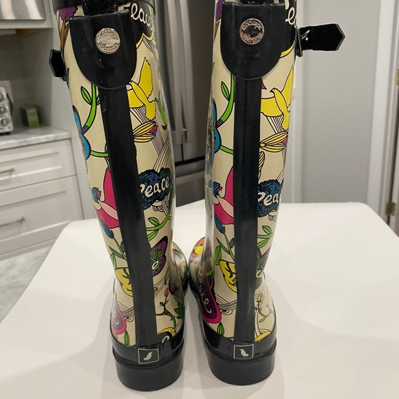 EUC Sakroots Rubber Rain Boots - Picture 5 of 12